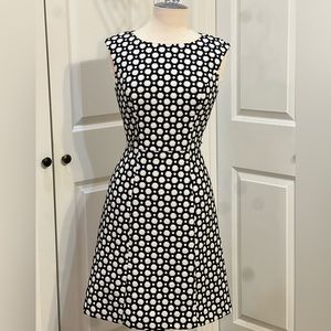 Classic Adrianna Papell Black & White Dress EUC 4 - missing belt